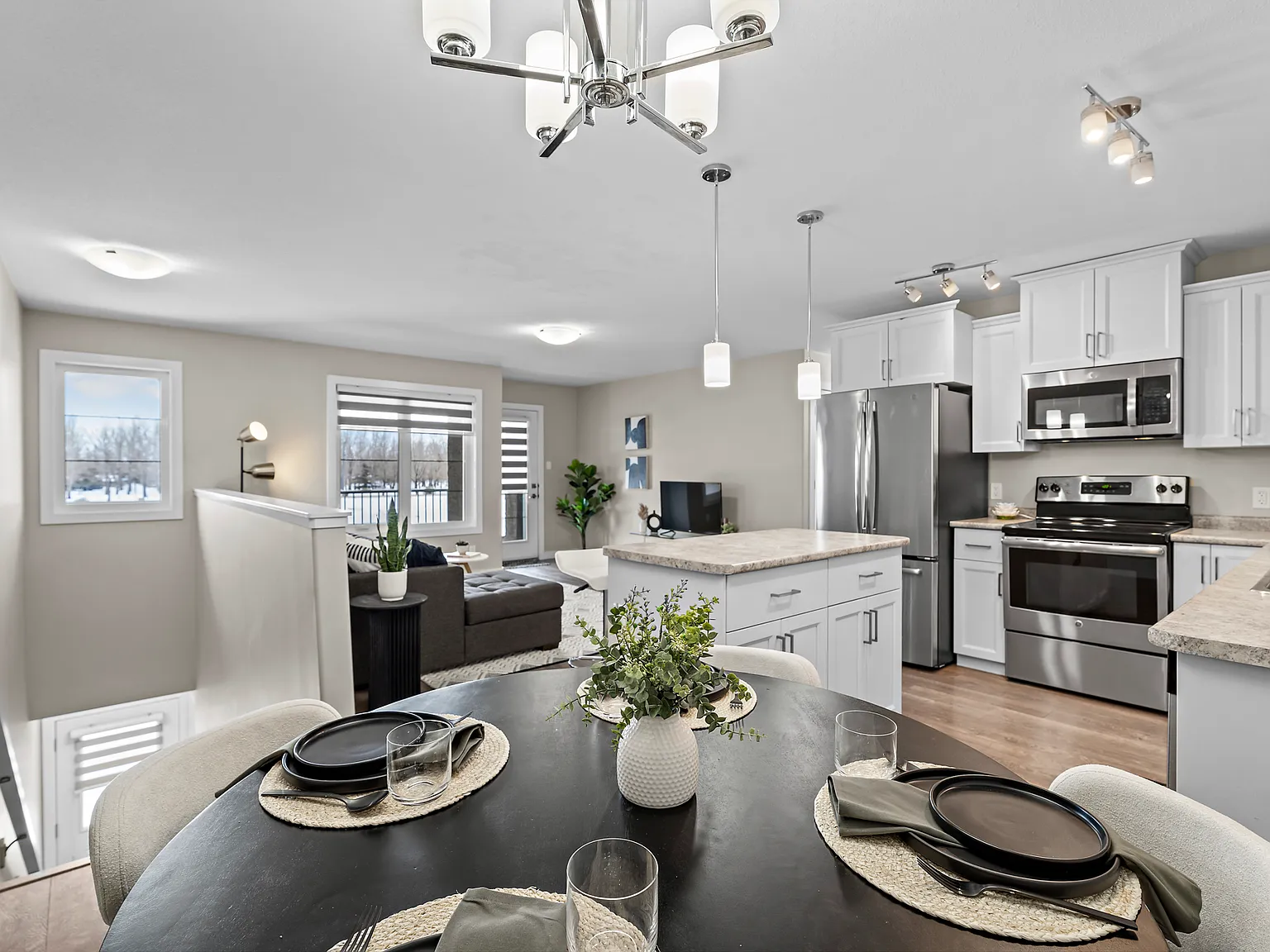 Chester Court Condos — Photo 1