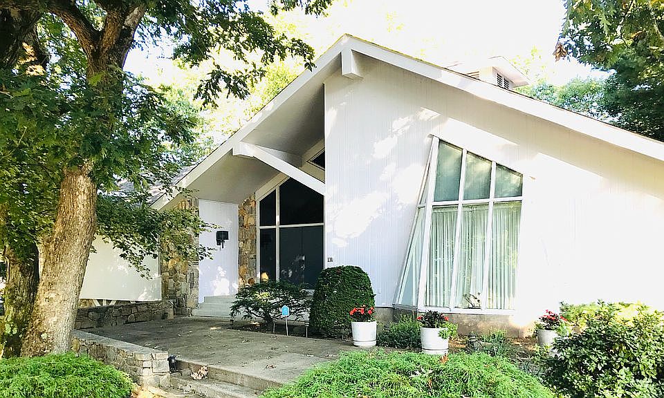 1st image of 111 E Hill Dr