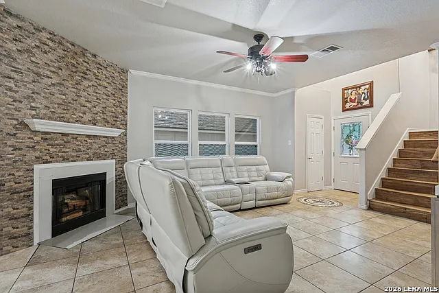4 bed, 2.5 bath, 2521 sqft, $2,000 — Photo 2
