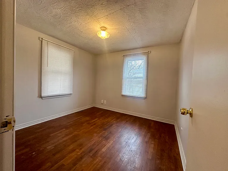 609 E Loomis St — Photo 6
