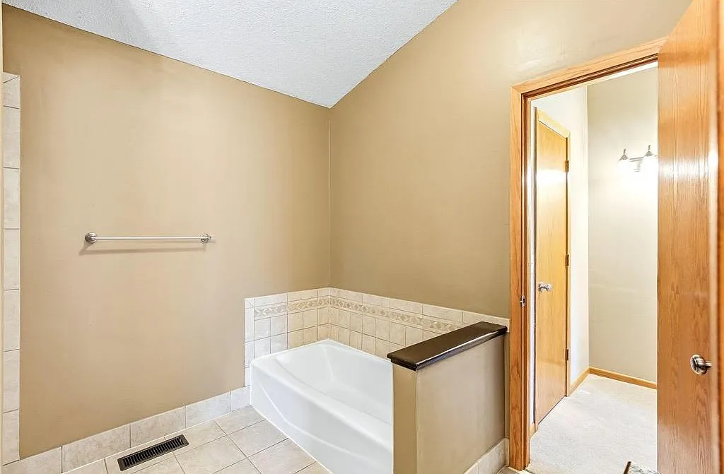 3 bed, 1980 sqft, $2,300 — Photo 4