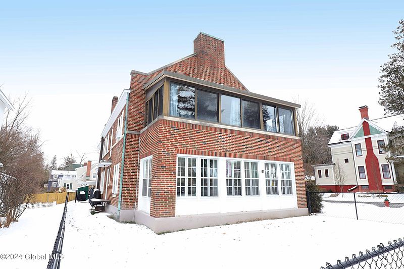 3rd image of 71 Pinewoods Avenue