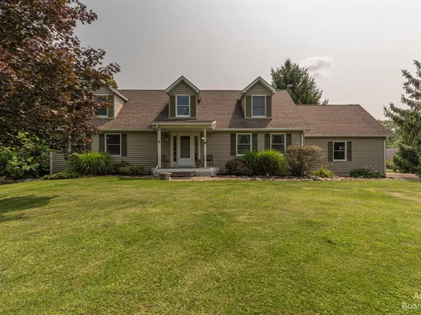 7840 Fox Ln, Whitmore Lake, MI 48189