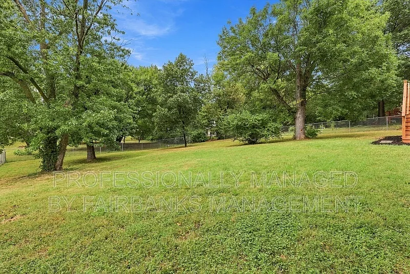 3 bed, 1.0 bath, 972 sqft, $2,150 — Photo 4