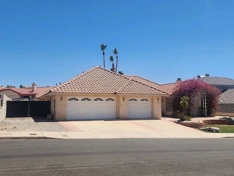 3660 Catalina Dr — Photo 2