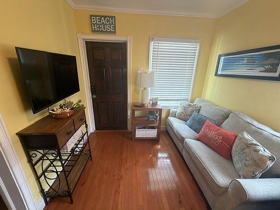3rd image of 321 Margaret St