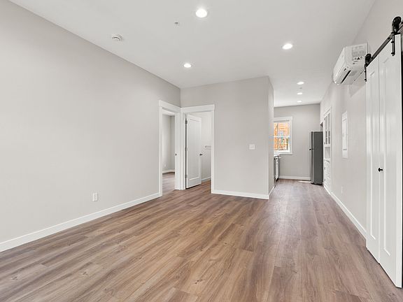 4th image of 717 W Spofford Ave #201