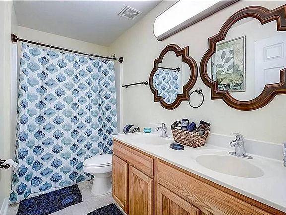 4th image of 402 Barlyn Ave