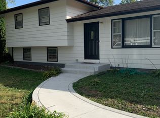 28W313 Batavia Rd, Warrenville, IL 60555