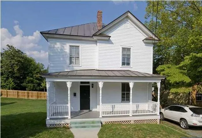 1105 Little High St