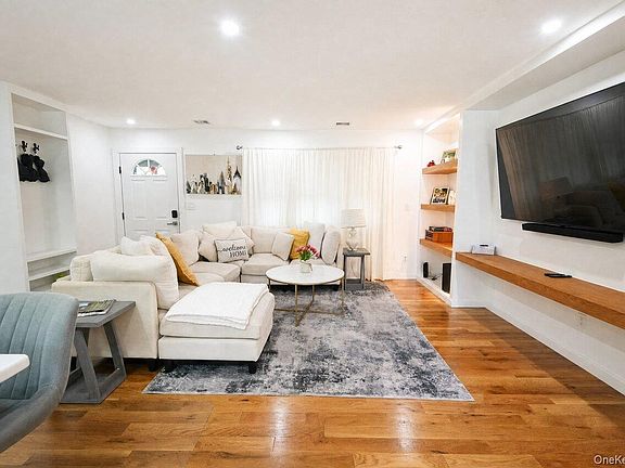 3rd image of 35 Moriches Avenue