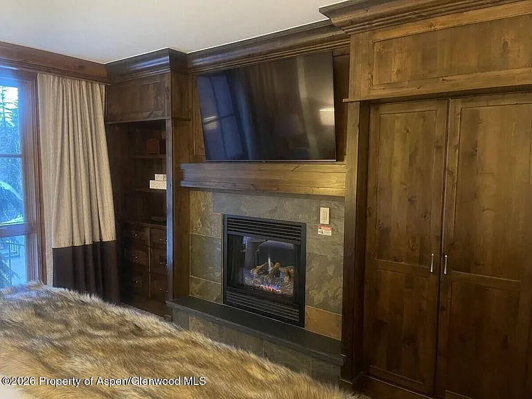 315 E Dean St — Photo 9