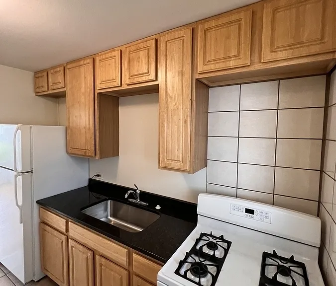 700-718 N Linden Ave #716 — Photo 3
