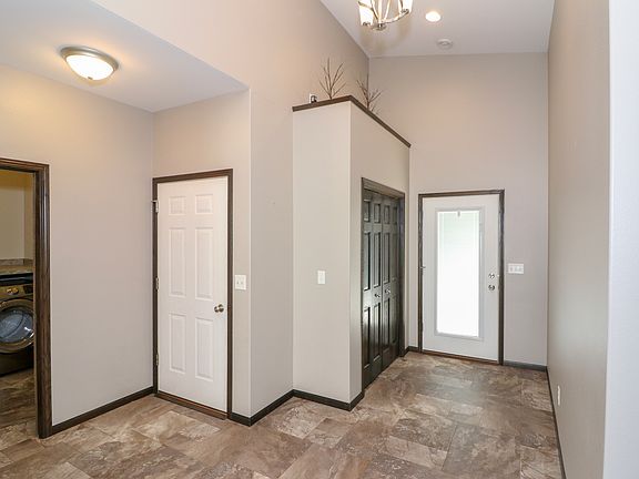 5th image of 510 E Caledonia Ave