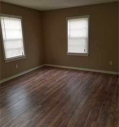 5th image of 300 W Lincoln Ave