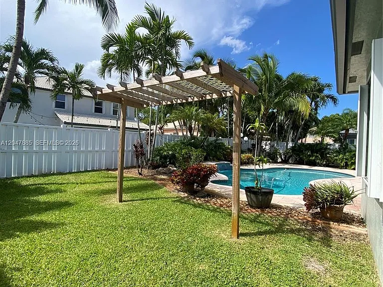 628 SW 168th Ter — Photo 34