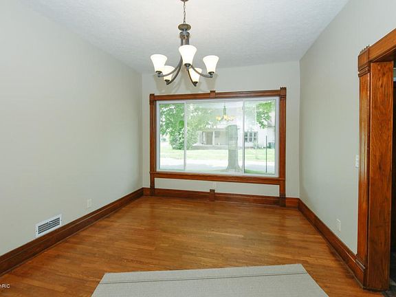 400 E West St-105