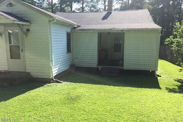 2nd image of 123 Pine St