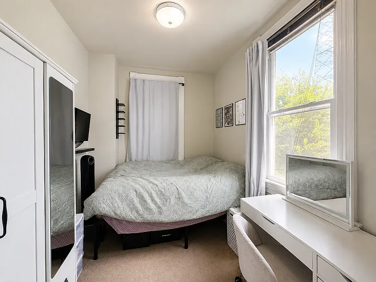 2322 Stratford Apts — Photo 10