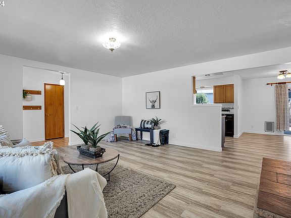 5th image of 676 SE 66th Ave