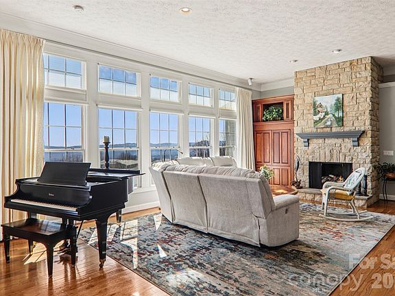 3rd image of 209 Rowland Dr