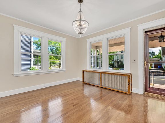 5th image of 98 Putnam Ave