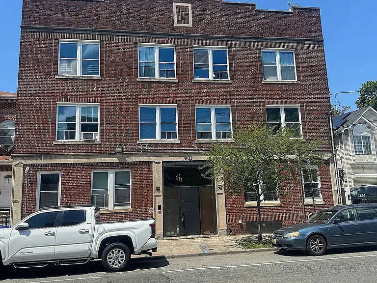 902 Bergen St — Photo 7