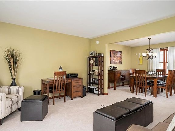 2nd image of 3323 Blossom Ln