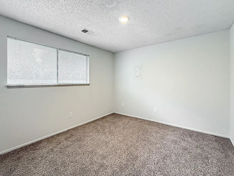 Avalon Court Apartments — Photo 11