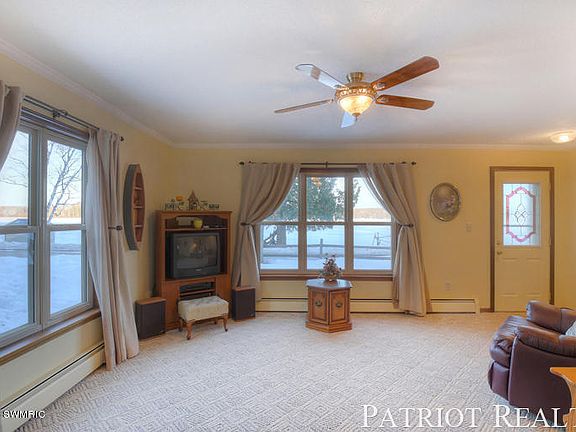2nd image of 400 W Pickerel Lake Dr