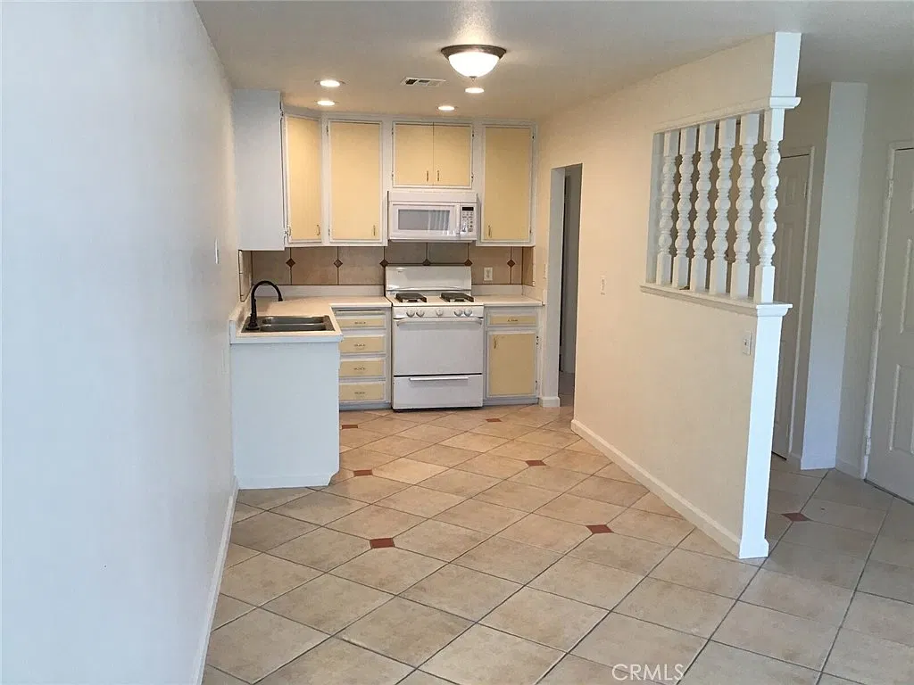2 bed, 832 sqft, $1,595 — Photo 1
