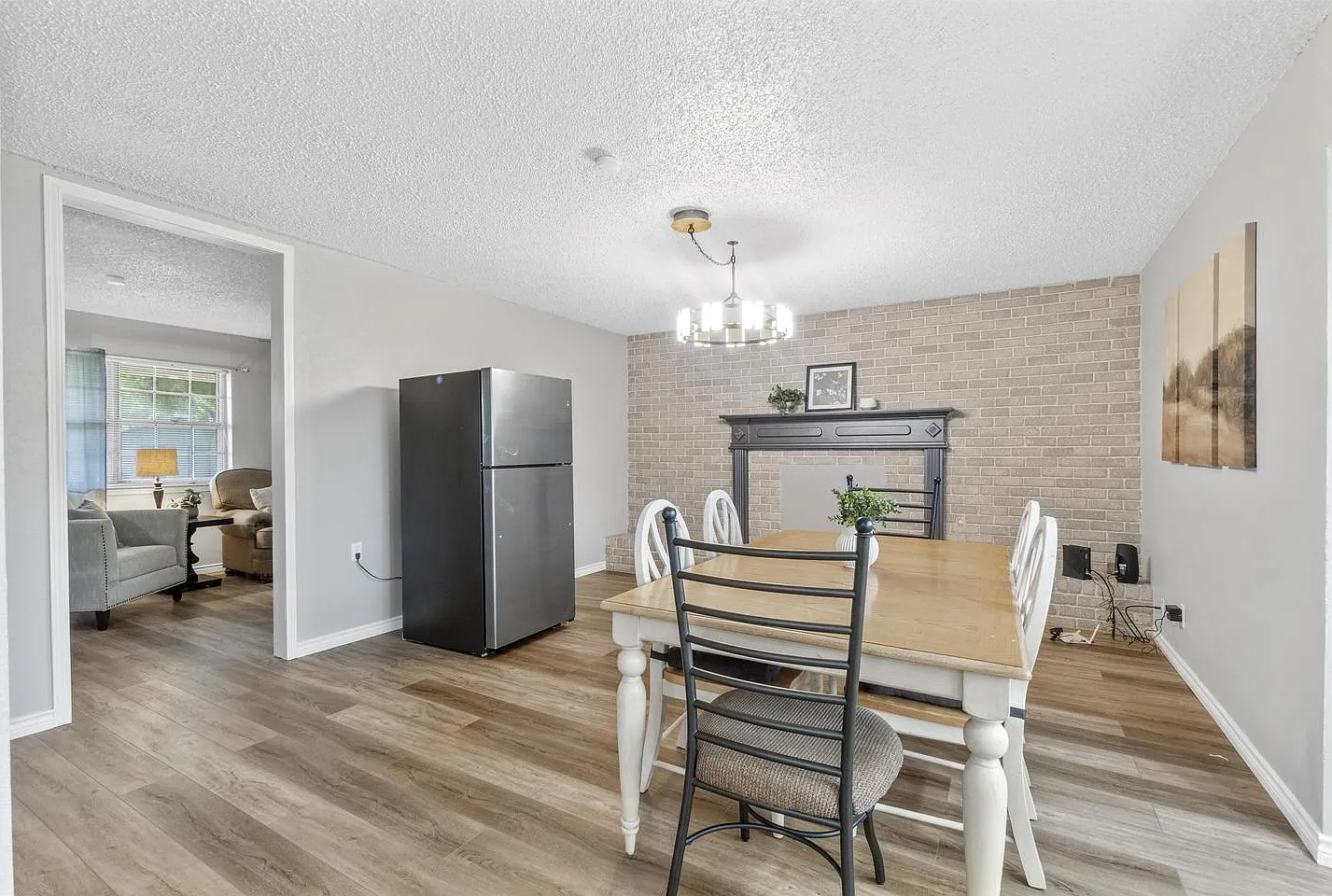Spacious and Cozy Home in the Heart of Garland — Photo 3