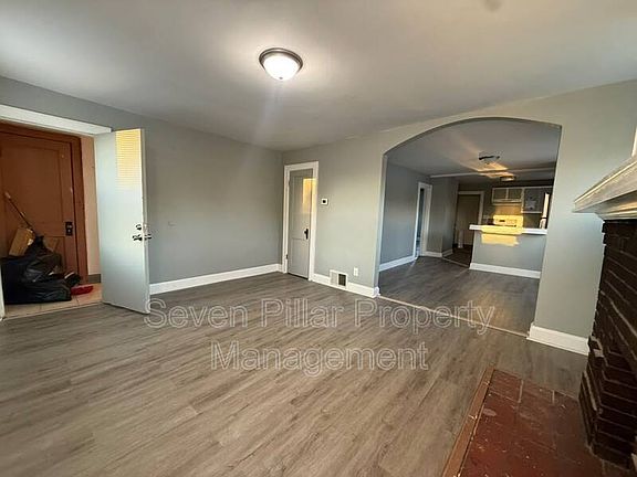 3rd image of 600 S Warren Ave
