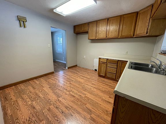 4th image of 715 Oak St