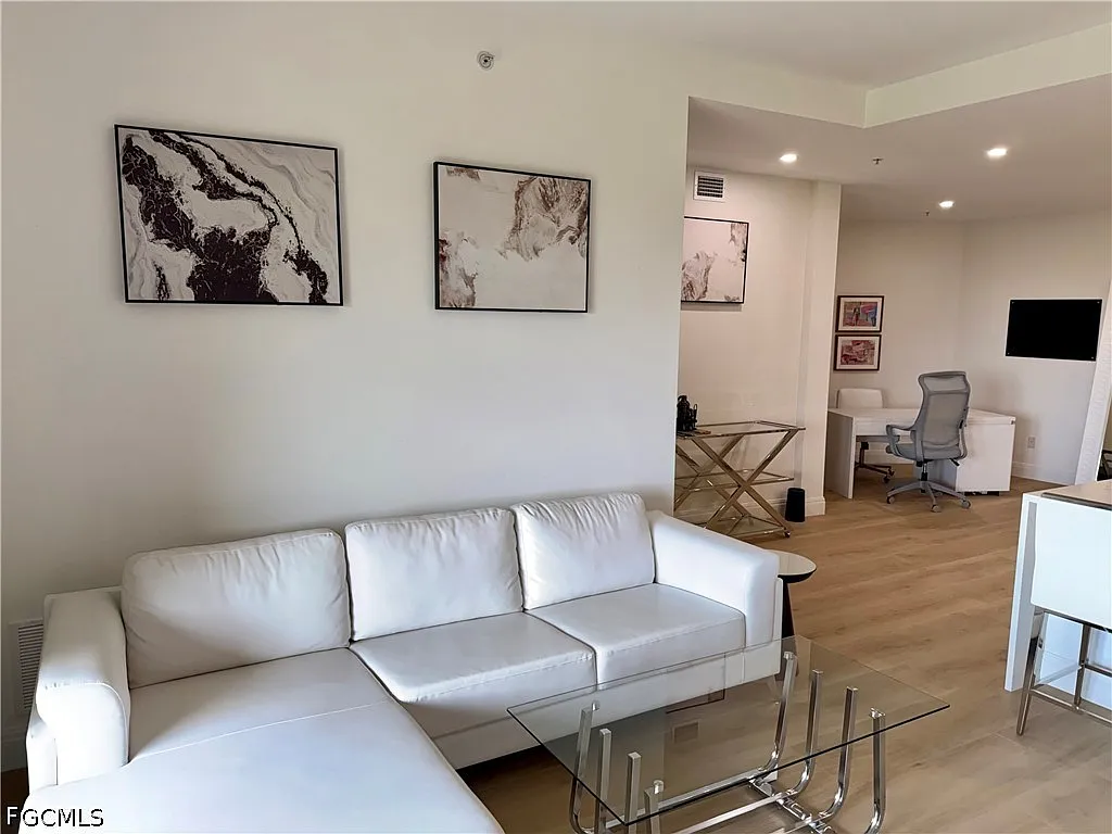 2 bed, 2.0 bath, 1323 sqft, $3,295 — Photo 3