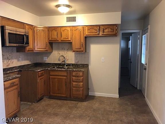 3rd image of 812 Slayton Dr