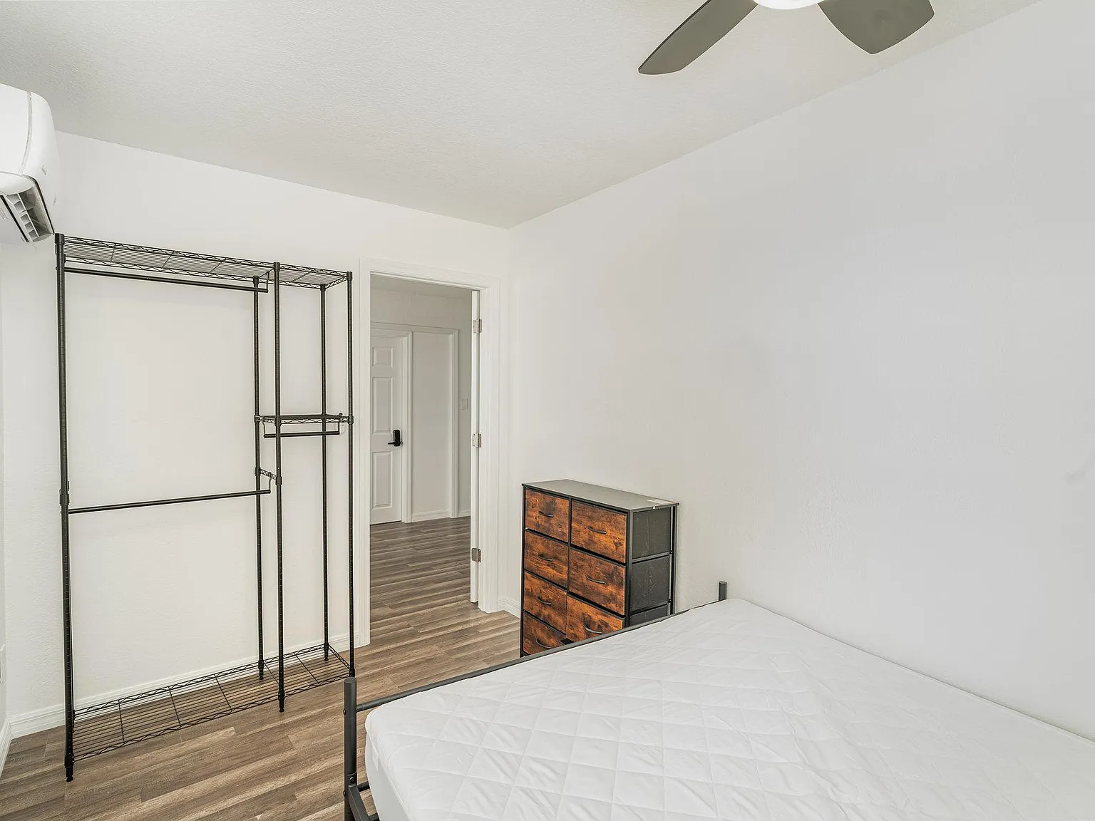 4 bed, 2.0 bath, 2262 sqft, $819 — Photo 2