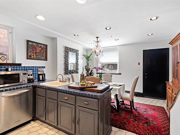 4th image of 262 6th St