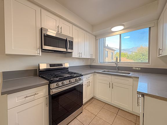 3rd image of 1027 Grover Ave APT 6