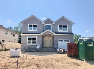 33 Willets Dr, Syosset, NY 11791