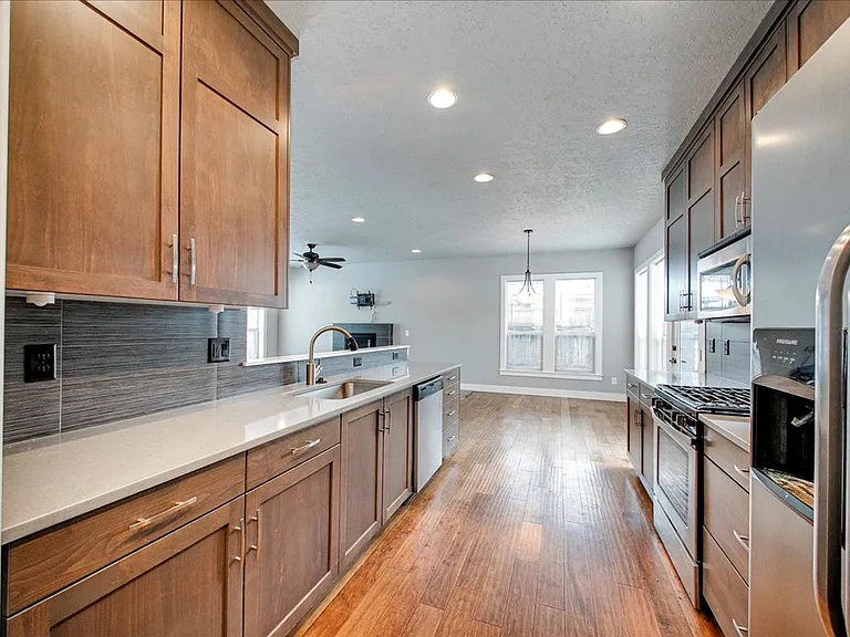 3313 Dewey St — Photo 13