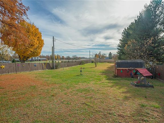 2nd image of 1410 Hillcrest Dr