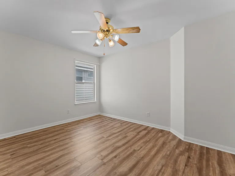 807 Midway Crst — Photo 23