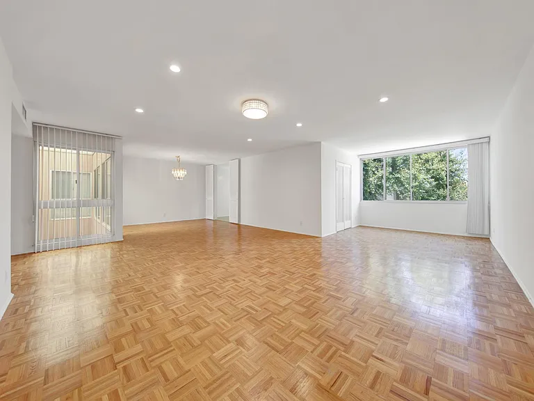 5301 Balboa Blvd #M8 — Photo 3