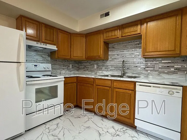 2532 T St #4 — Photo 7