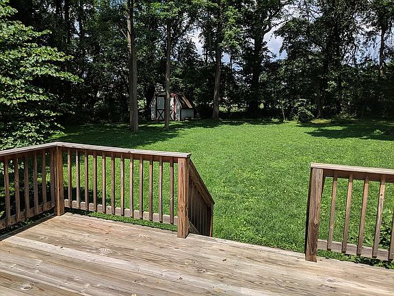 Spacious, level backyard 