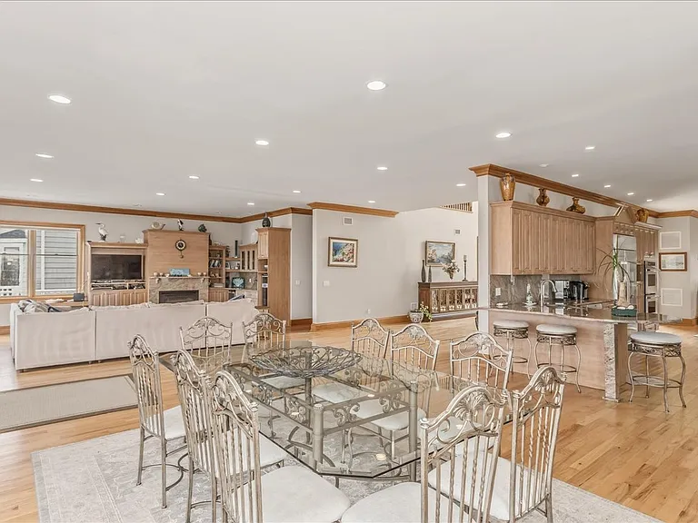 672 Dune Rd — Photo 10
