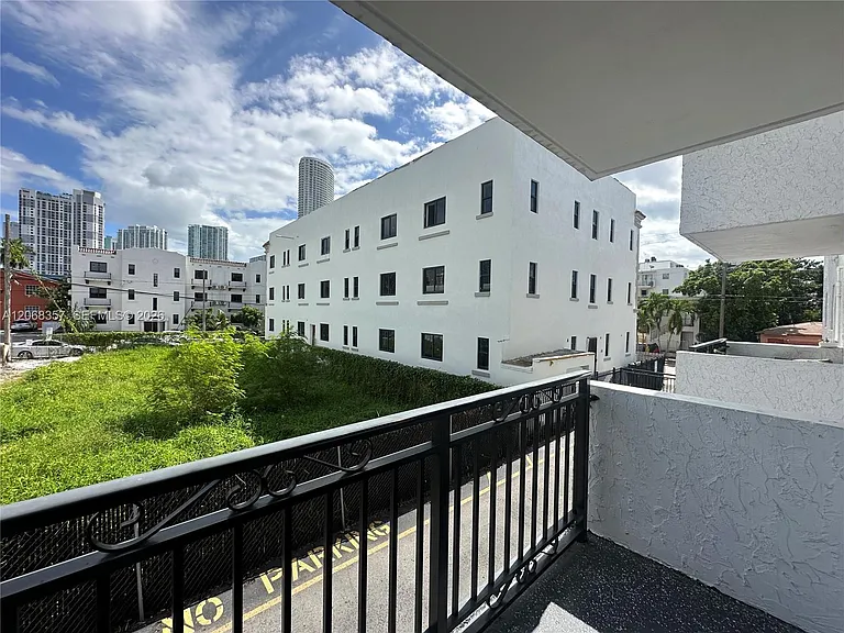 529 SW 4th St #303 — Photo 15