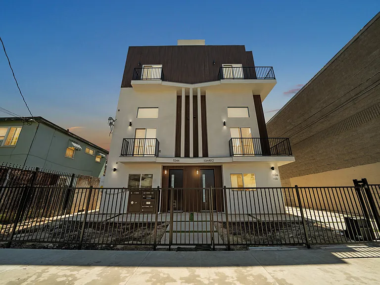 11344 Hatteras St #F12 — Photo 15