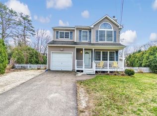 4 State St, Hampton Bays, NY 11946